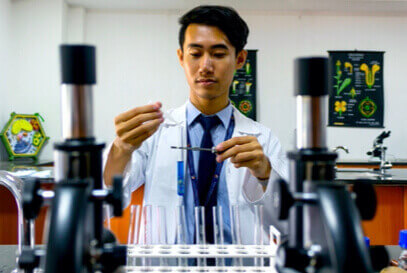 student experiment in pharma lab